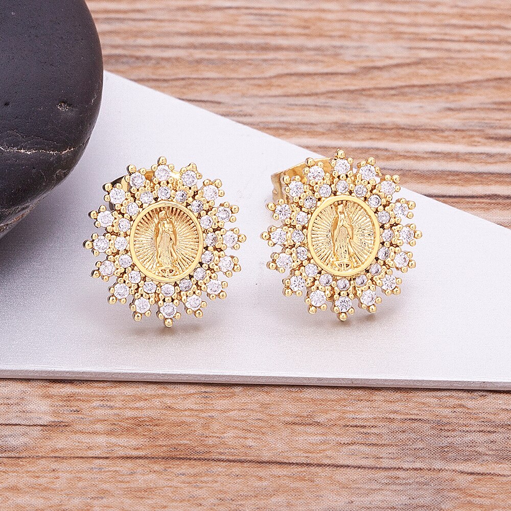 Brinco Virgem Maria Cravejado de Zircônias
