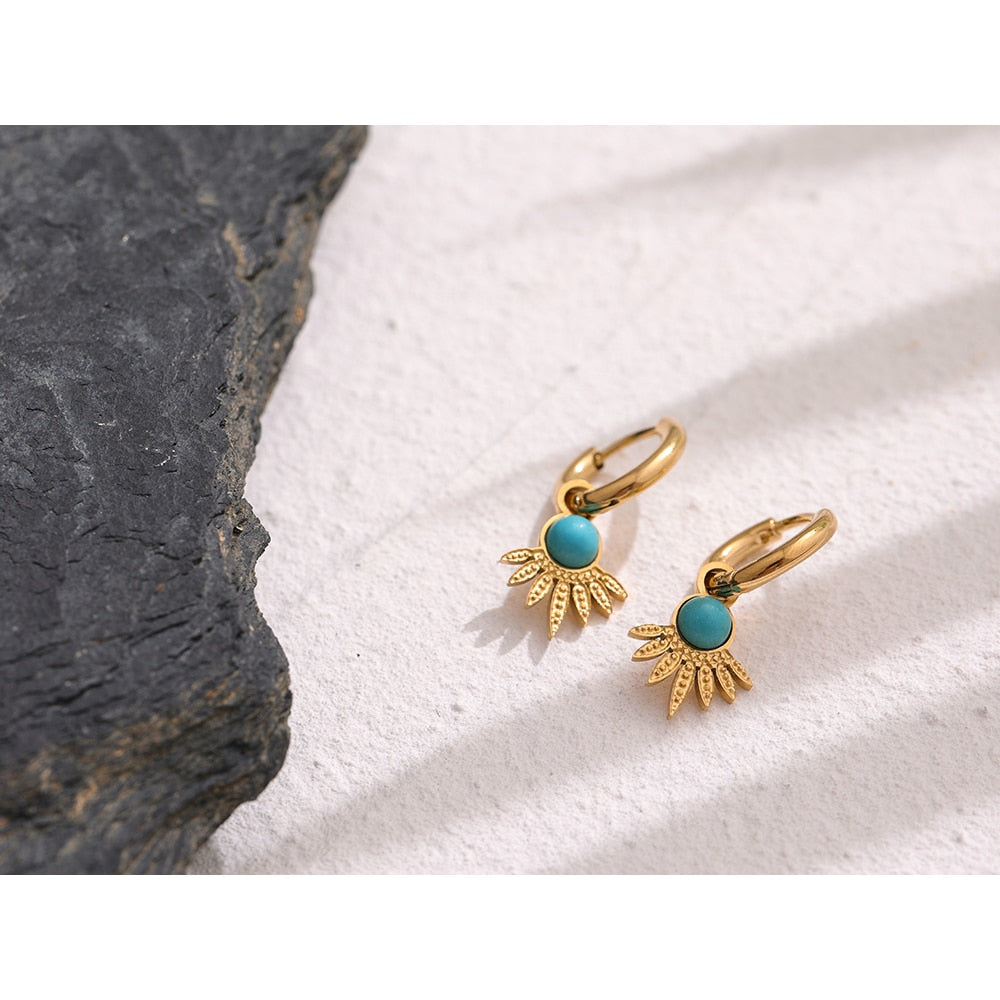 Brinco Argola Francesa com Pétalas de Ouro 18K e Pedra Natural