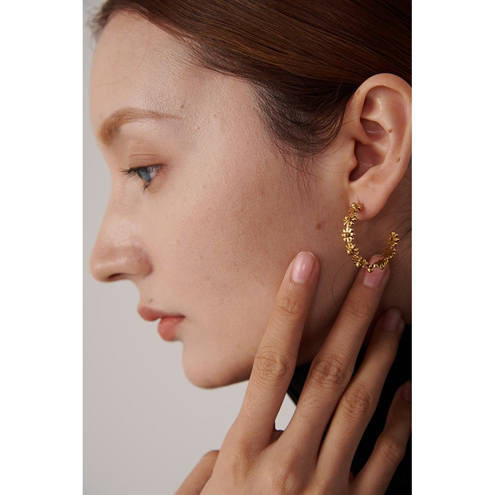Brinco Hoop Mini Margaridas em Ouro 18K