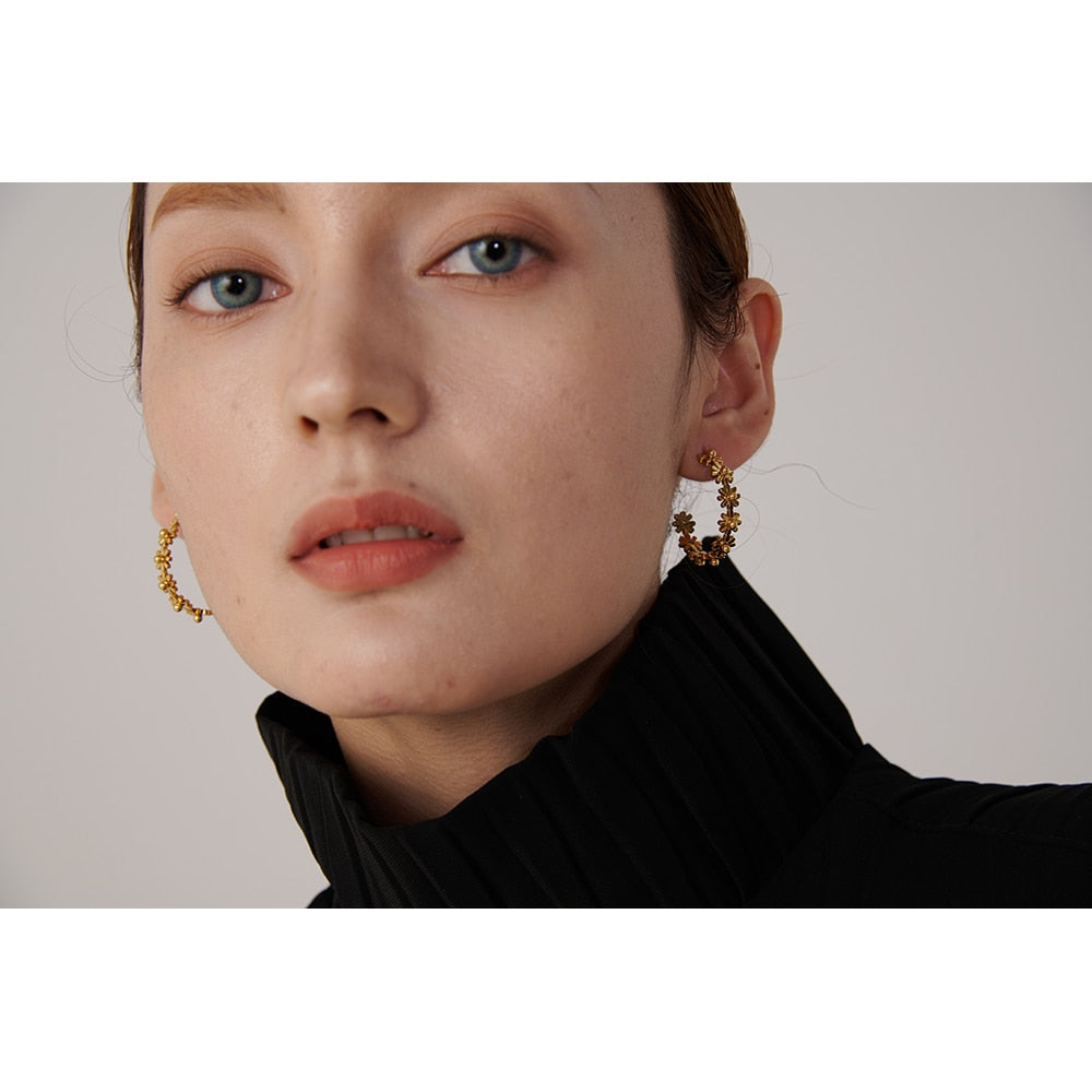 Brinco Hoop Mini Margaridas em Ouro 18K