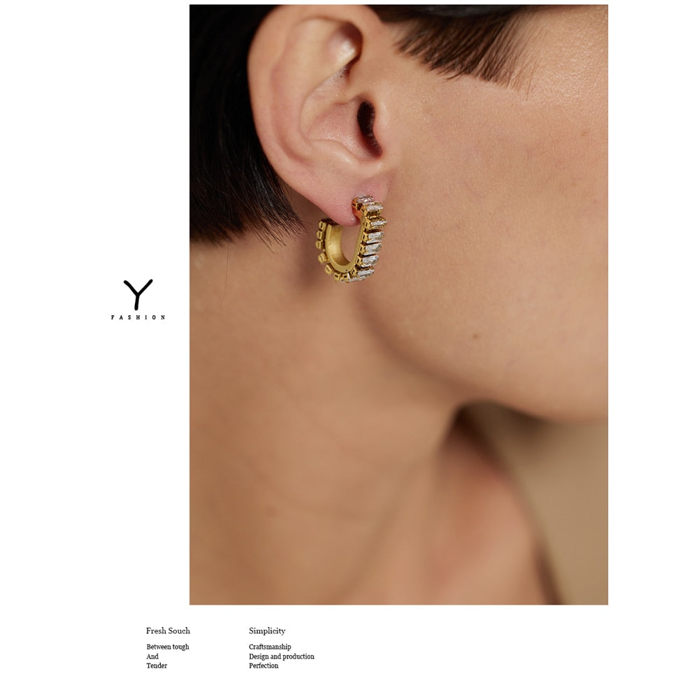 Brinco Geométrico com Zircônias Ouro 18K