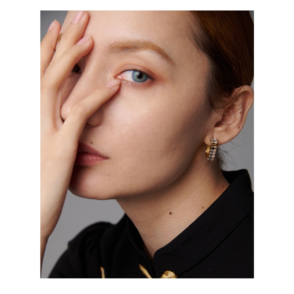 Brinco Geométrico com Zircônias Ouro 18K