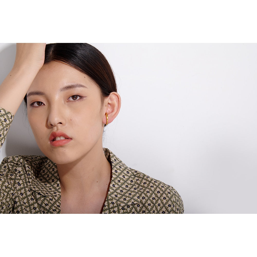 Brinco Stud Bow em Ouro 18K