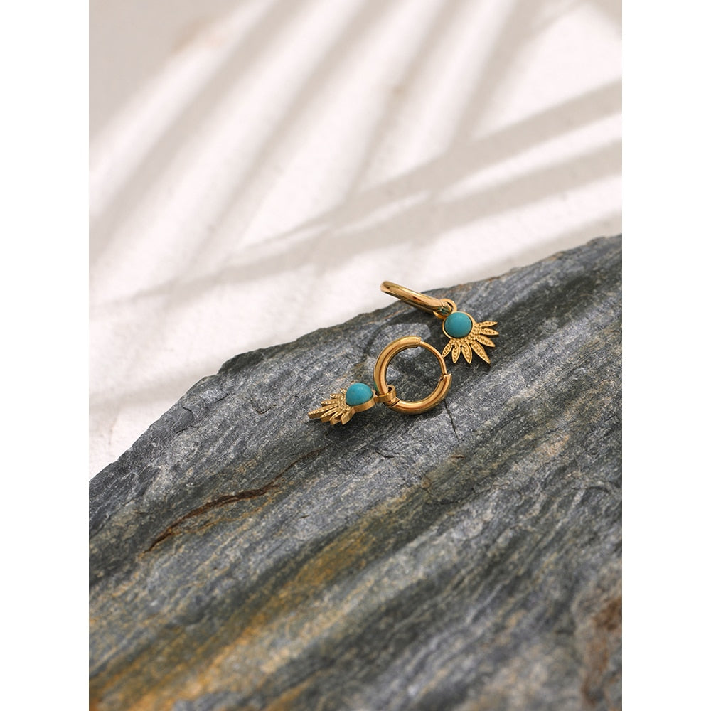 Brinco Argola Francesa com Pétalas de Ouro 18K e Pedra Natural