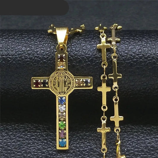 Colar Medalha de São Bento em Crucifixo Cravejado de Zircônias
