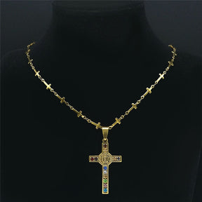 Colar Medalha de São Bento em Crucifixo Cravejado de Zircônias