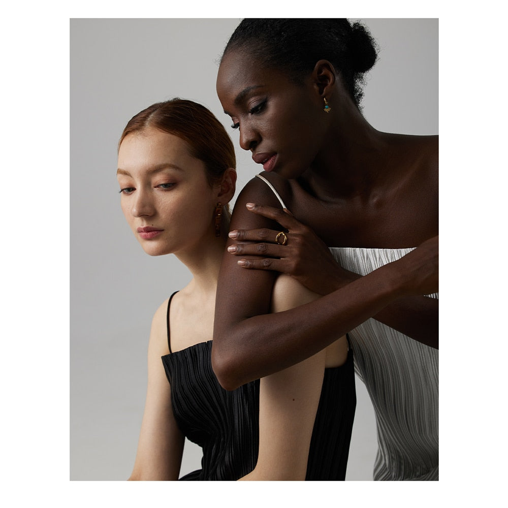 Brinco Argola Francesa com Pétalas de Ouro 18K e Pedra Natural