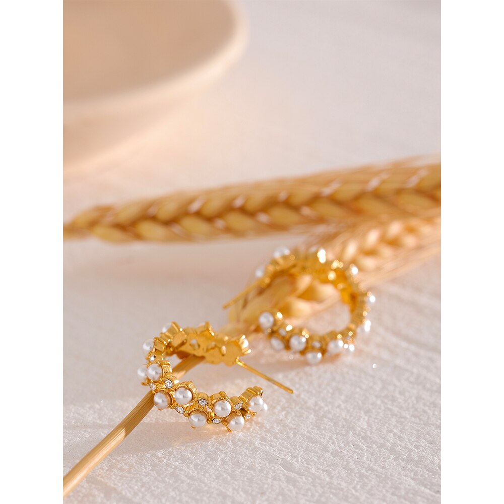 Brinco Meia Argola Cravejada de Pérolas de Água Doce