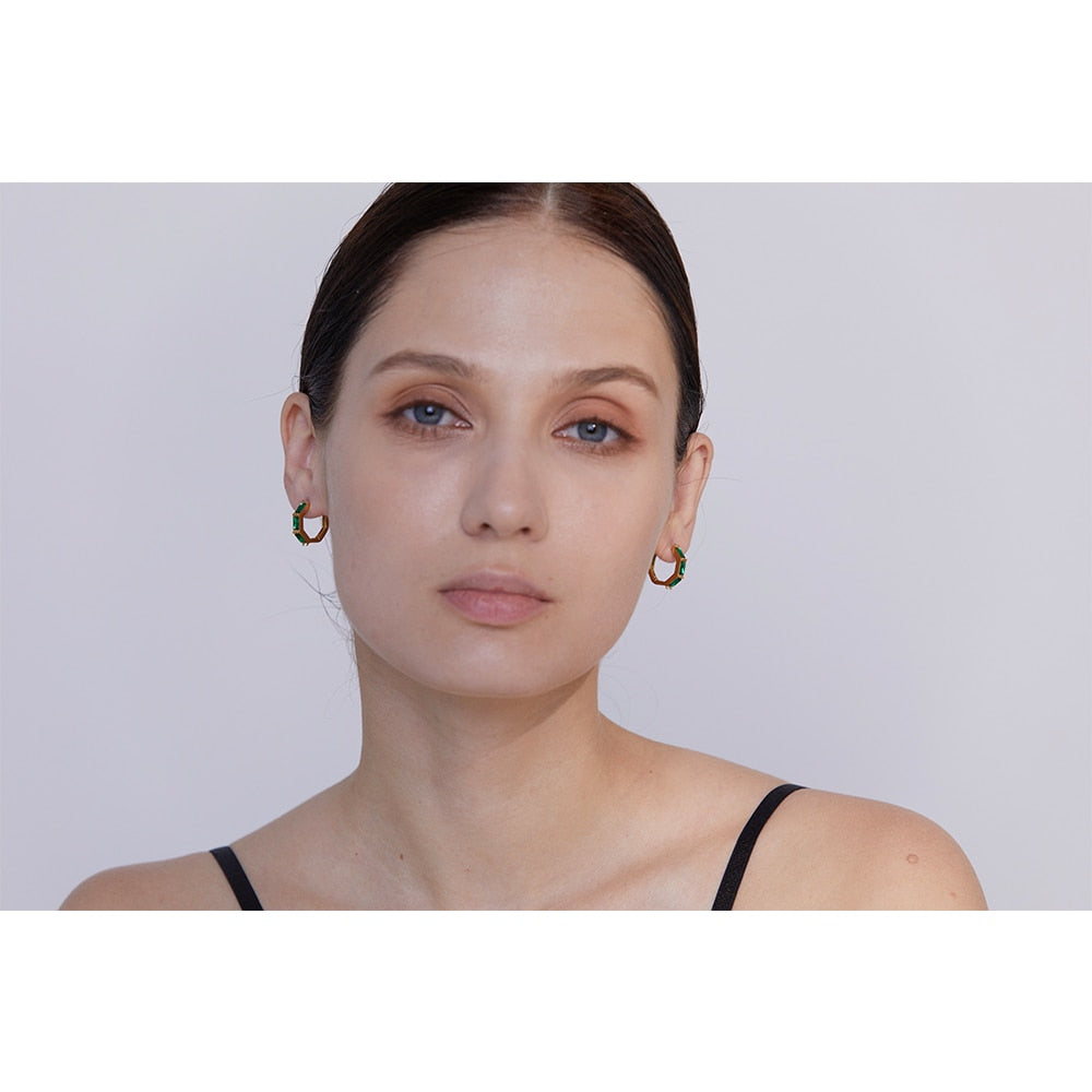 Brinco Argola Huggie Elegante com Zircônias Ouro 18K