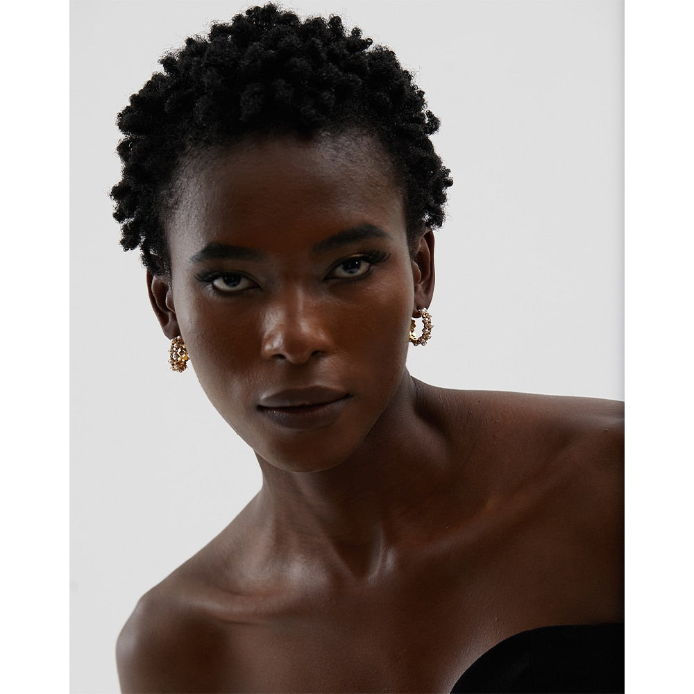 Brinco Meia Argola Cravejada de Pérolas de Água Doce