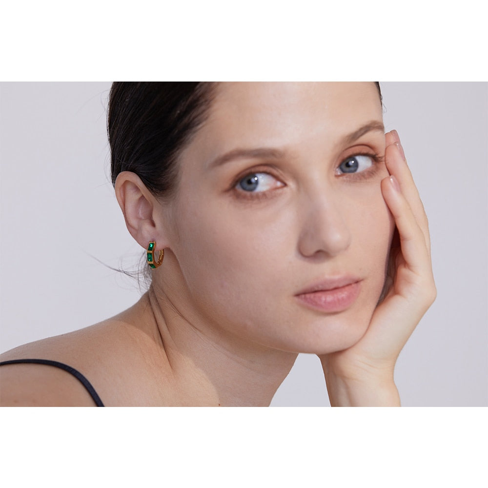 Brinco Argola Huggie Elegante com Zircônias Ouro 18K