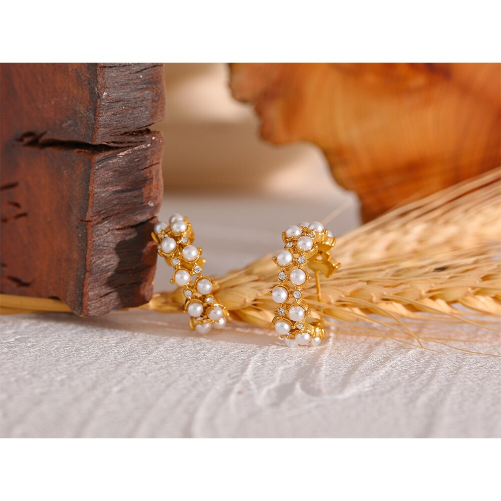 Brinco Meia Argola Cravejada de Pérolas de Água Doce