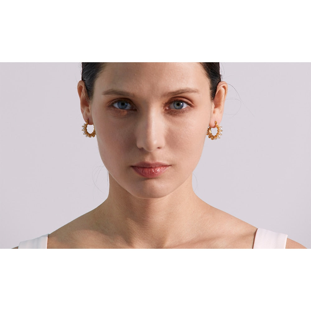 Brinco Argola Hoop Cravejado de Pérolas Barrocas Ouro 18K