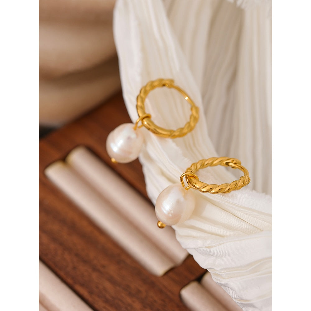 Brinco Argola Hoop com Pérola Barroca em Ouro 18K