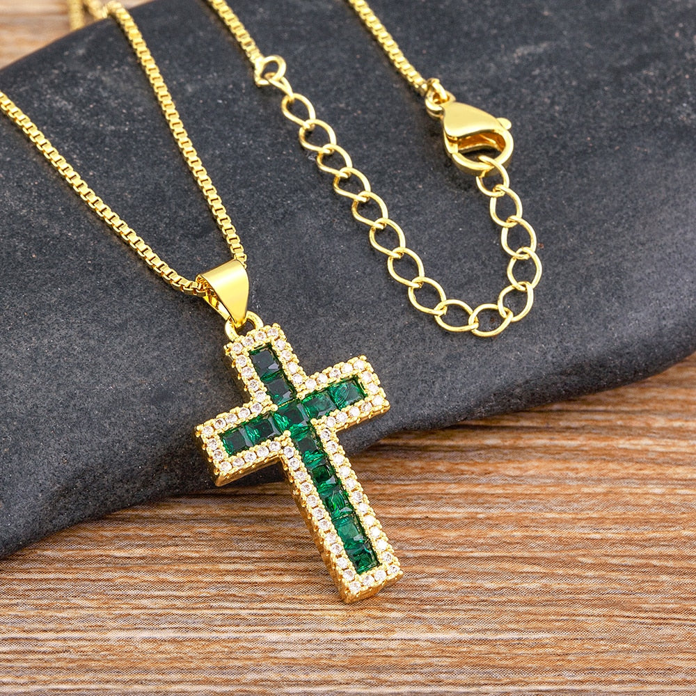 Colar Crucifixo Banhado em Ouro e Zircônias Cúbicas