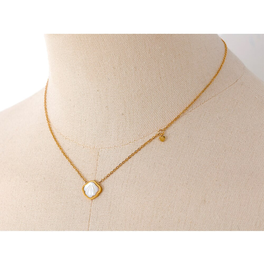 Colar Concha de Pérola em Ouro 18K