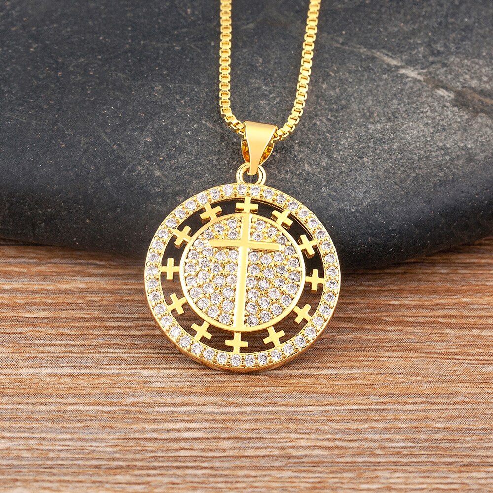 Colar Crucifixo Cravejado de Zircônias Cristalinas