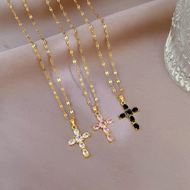 Colar Crucifixo Cravejado de Zircônias Delicadas