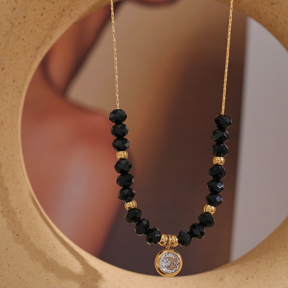 Colar de Contas Negras com Pingente de Zircônia e Ouro 18K