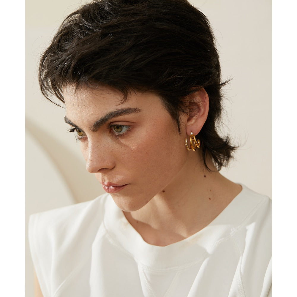 Brinco Moderno Shape Cravejado de Zircônias Ouro 18K