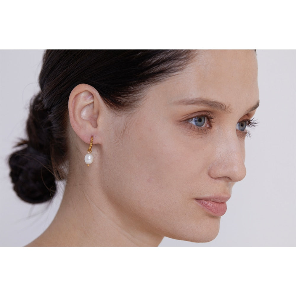 Brinco Argola Hoop com Pérola Barroca em Ouro 18K