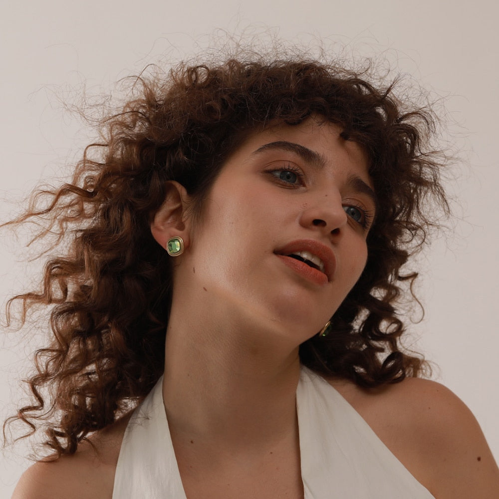 Brinco Stud Geométrico e Delicado em Ouro 18K