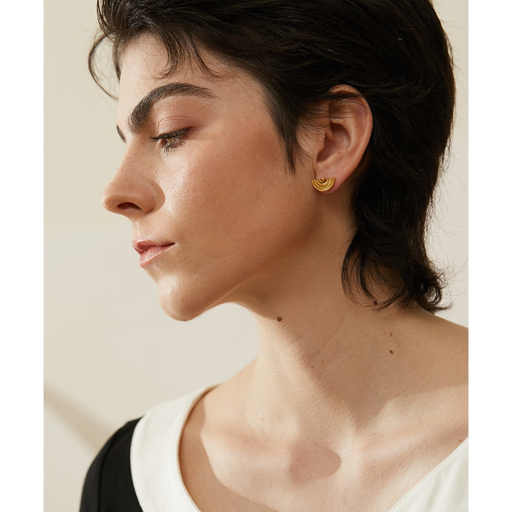 Brinco Stud Charm Geométrico Ouro 18K