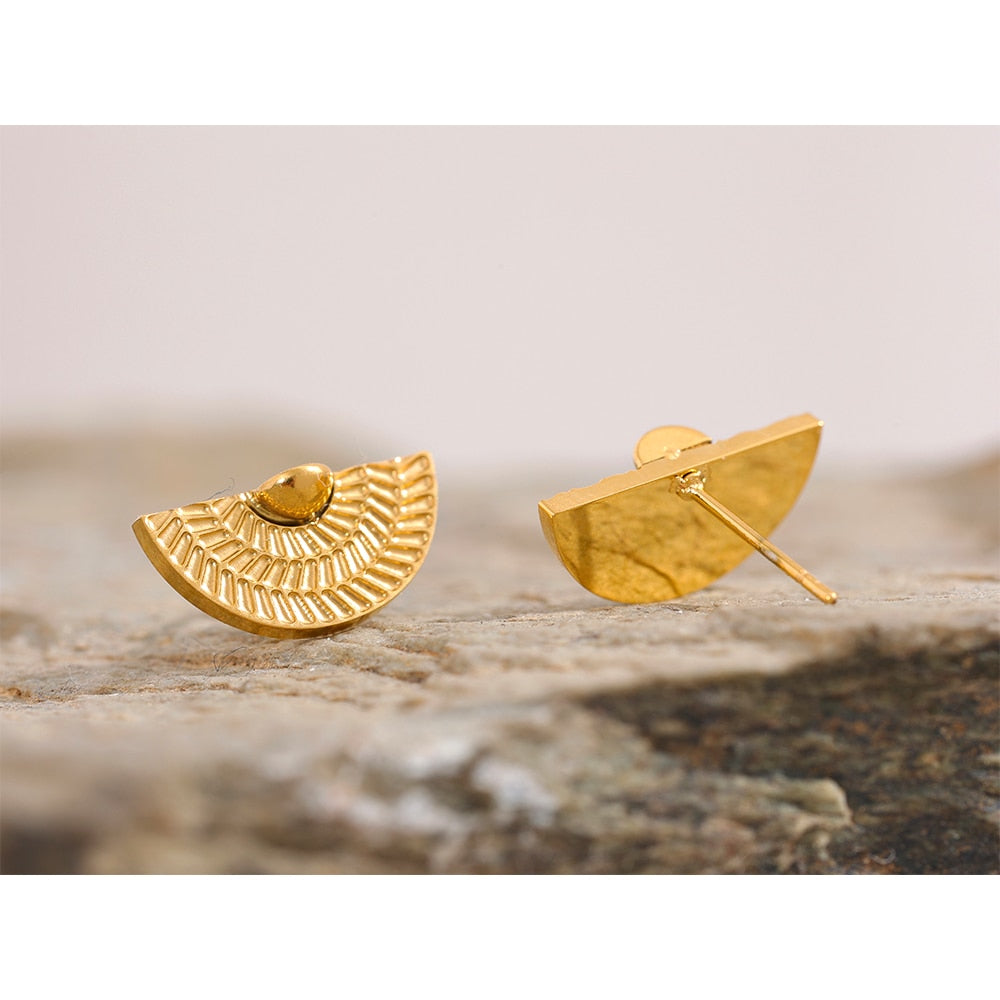 Brinco Stud Charm Geométrico Ouro 18K