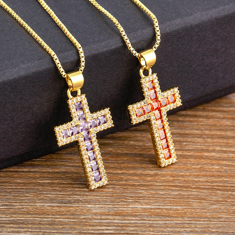 Colar Crucifixo Banhado em Ouro e Zircônias Cúbicas